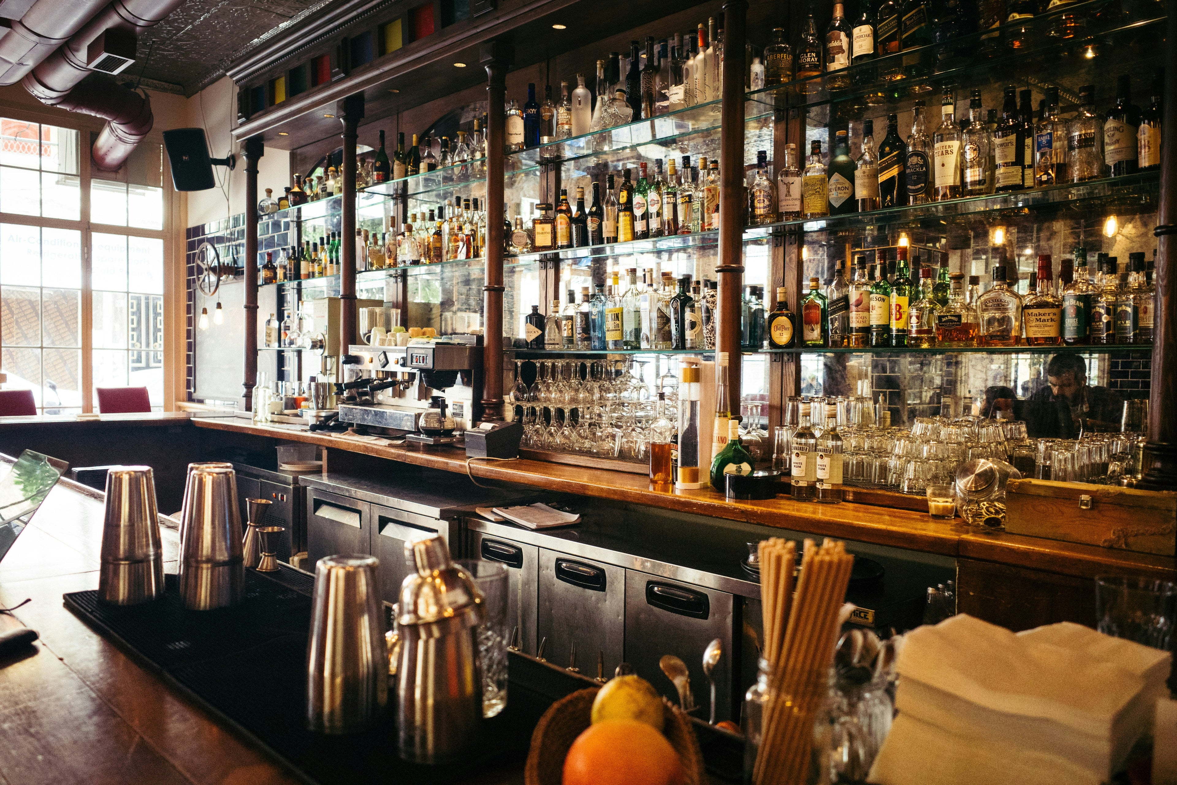 5 Cocktails That Belong on Every Hotel Bar Menu (And the Garnishes to Match)